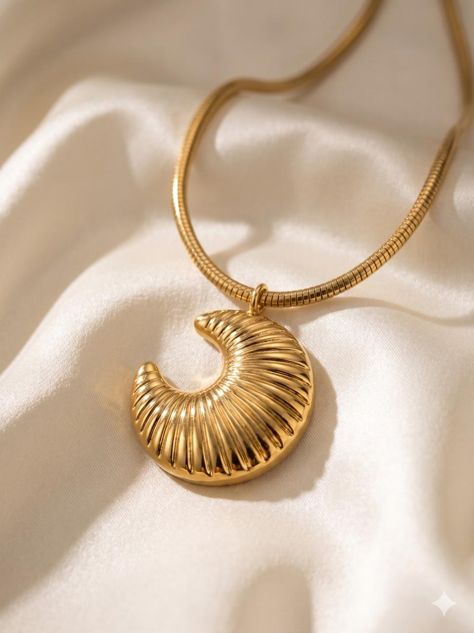 Lunara Pendant Necklace