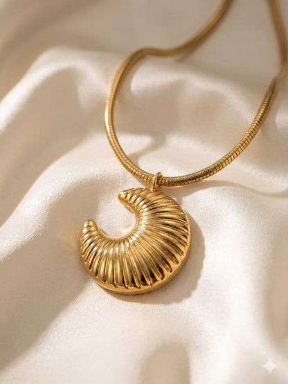 Lunara Pendant Necklace