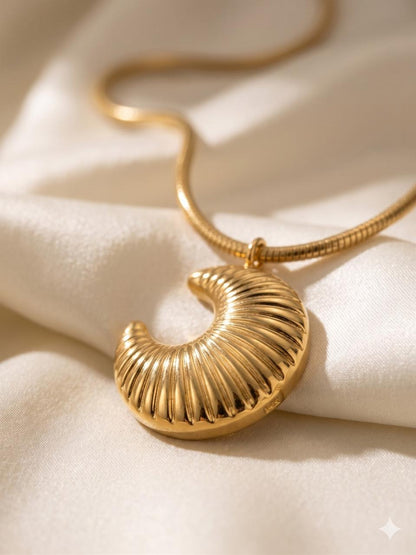 Lunara Pendant Necklace