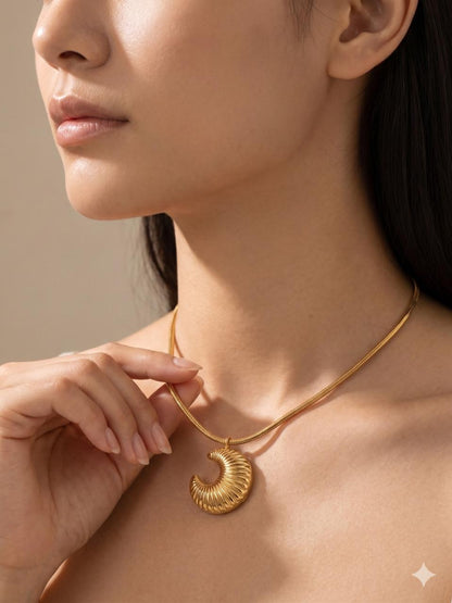 Lunara Pendant Necklace