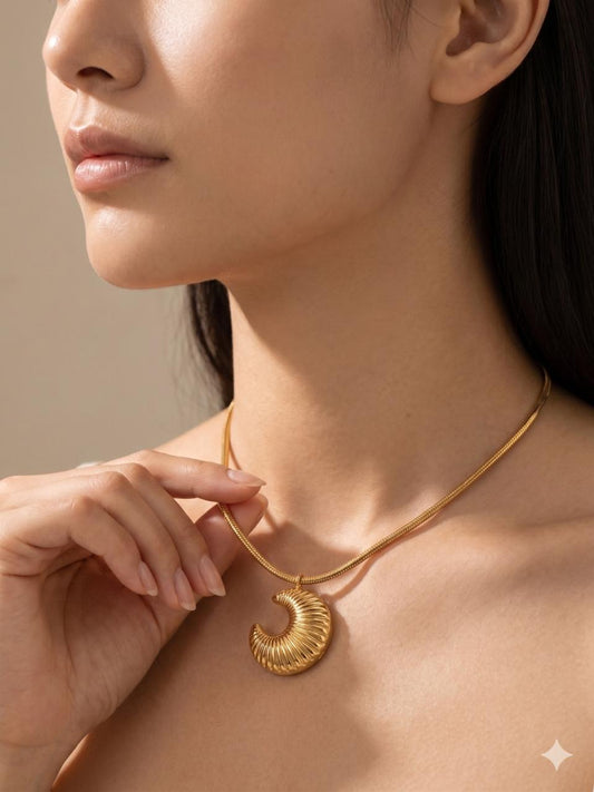 Lunara Pendant Necklace
